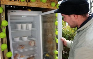 População carente ganha geladeira comunitária em Bruxelas