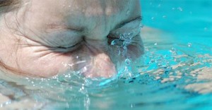 Xixi é a causa dos olhos vermelhos pós-piscina, informa órgão dos EUA