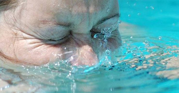 Xixi é a causa dos olhos vermelhos pós-piscina, informa órgão dos EUA
