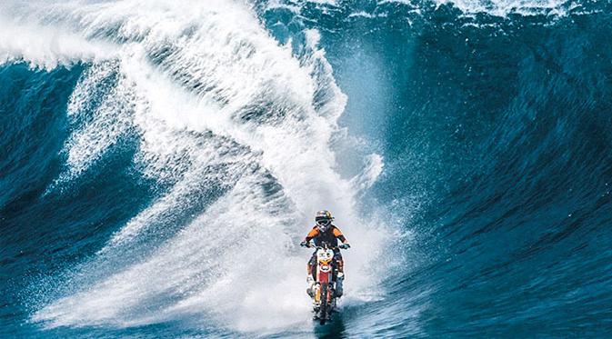Australiano cria moto capaz de surfar grandes ondas