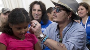 Banda de Johnny Depp ajuda crianças com problemas de audição no RJ