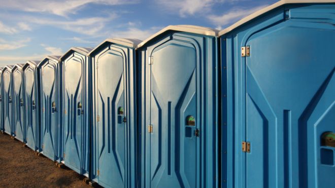 Por engano, caminhão transporta banheiro químico com mulher dentro