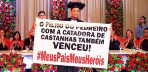 Filho de pedreiro e catadora se forma em direito e homenageia pais em formatura