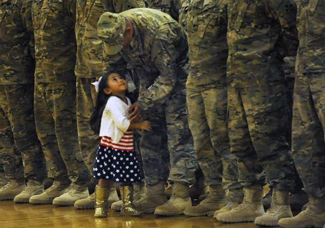 Menina interrompe cerimônia militar e corre para abraçar o pai que não via há oito meses