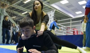 Rússia tem curso de defesa pessoal para usuários de pau de selfie