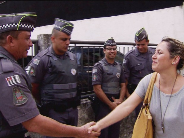 PM recolhe pertences e lacra carro de mulher que esqueceu vidro aberto