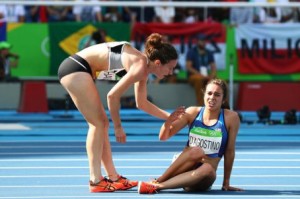 Após queda, corredora ajuda adversária a terminar a prova