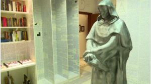 Mãe encontra paredes com símbolos e criptografia após jovem sumir no AC - Quarto